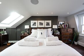 Luxurious Wandsworth Home Close to Putney Heath by Underthedoormat