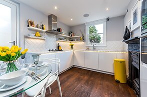 Luxurious Wandsworth Home Close to Putney Heath by Underthedoormat