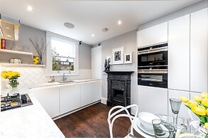Luxurious Wandsworth Home Close to Putney Heath by Underthedoormat