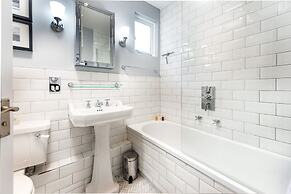 Luxurious Wandsworth Home Close to Putney Heath by Underthedoormat