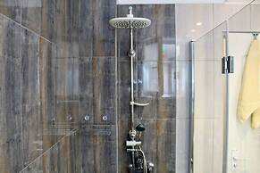 Modern & Stylish Apt of City 5min Beach