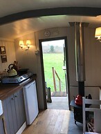 Charming Shepherds Hut With Wood Fired Hot Tub