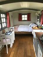 Charming Shepherds Hut With Wood Fired Hot Tub