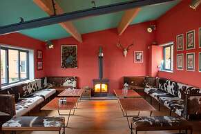 Charming Shepherds Hut With Wood Fired Hot Tub