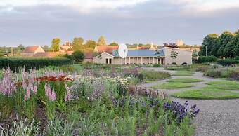 Charming Shepherds Hut With Wood Fired Hot Tub