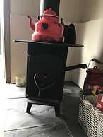 Charming Shepherds Hut With Wood Fired Hot Tub