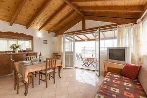 Georgia Walk to Beach Sea Views A C Wifi Car Not Required - 293