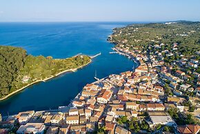 Spiros Jetty House Walk to Beach Sea Views A C Car Not Required - 302