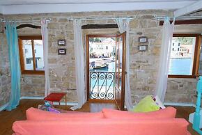 Spiros Jetty House Walk to Beach Sea Views A C Car Not Required - 302