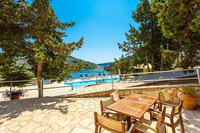 Dolphin House Large Private Pool Walk to Beach Sea Views A C Wifi Car 