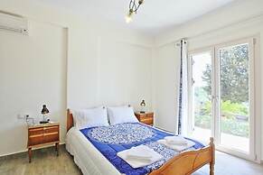 Dolphin House Large Private Pool Walk to Beach Sea Views A C Wifi Car 