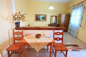 Dolphin Studio Swimming Pool Walk to Beach Sea Views A C Wifi Car Not 