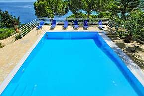 Dolphin Studio Swimming Pool Walk to Beach Sea Views A C Wifi Car Not 