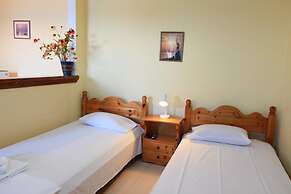 Dolphin Studio Swimming Pool Walk to Beach Sea Views A C Wifi Car Not 