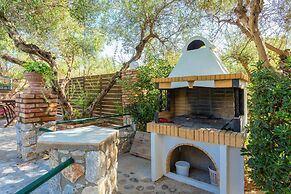 Villa Tzina Large Private Pool Walk to Beach A C Wifi Car Not Required