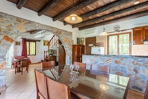 Villa Tzina Large Private Pool Walk to Beach A C Wifi Car Not Required