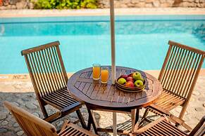 Villa Tzina Large Private Pool Walk to Beach A C Wifi Car Not Required