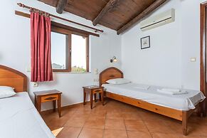 Villa Tzina Large Private Pool Walk to Beach A C Wifi Car Not Required