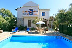 Villa Tzina Large Private Pool Walk to Beach A C Wifi Car Not Required