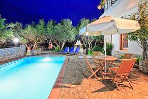 Villa Tzina Large Private Pool Walk to Beach A C Wifi Car Not Required