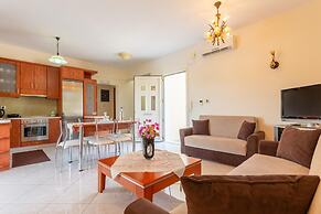 Villa Georgia Large Private Pool Walk to Beach A C Wifi Car Not Requir