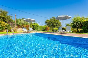Villa Georgia Large Private Pool Walk to Beach A C Wifi Car Not Requir