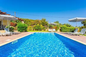 Villa Georgia Large Private Pool Walk to Beach A C Wifi Car Not Requir
