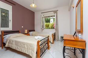 Villa Georgia Large Private Pool Walk to Beach A C Wifi Car Not Requir