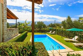 Villa Giannis Large Private Pool Walk to Beach A C Wifi Car Not Requir
