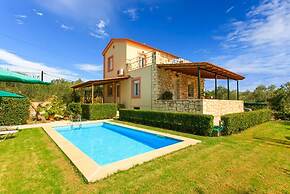 Villa Giannis Large Private Pool Walk to Beach A C Wifi Car Not Requir