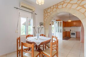 Villa Giannis Large Private Pool Walk to Beach A C Wifi Car Not Requir