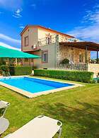 Villa Giannis Large Private Pool Walk to Beach A C Wifi Car Not Requir
