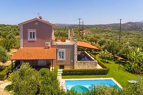 Villa Giannis Large Private Pool Walk to Beach A C Wifi Car Not Requir