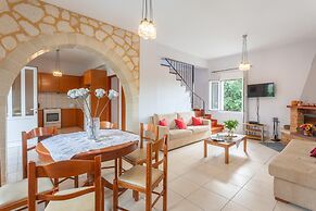 Villa Giannis Large Private Pool Walk to Beach A C Wifi Car Not Requir