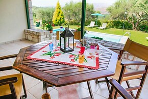 Villa Giannis Large Private Pool Walk to Beach A C Wifi Car Not Requir