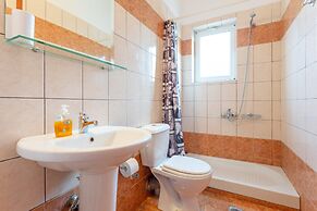 Villa Giannis Large Private Pool Walk to Beach A C Wifi Car Not Requir