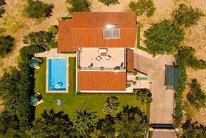 Villa Giannis Large Private Pool Walk to Beach A C Wifi Car Not Requir
