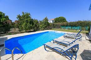 Sun Beach Villa Large Private Pool Walk to Beach A C Wifi Car Not Requ