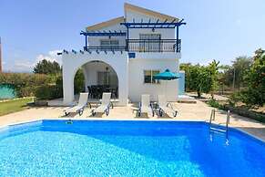Sun Beach Villa Large Private Pool Walk to Beach A C Wifi Car Not Requ