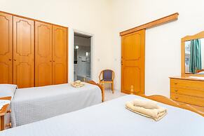 Sun Beach Villa Large Private Pool Walk to Beach A C Wifi Car Not Requ