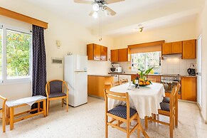 Sun Beach Villa Large Private Pool Walk to Beach A C Wifi Car Not Requ