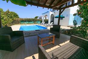 Sun Beach Villa Large Private Pool Walk to Beach A C Wifi Car Not Requ