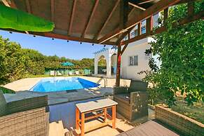 Sun Beach Villa Large Private Pool Walk to Beach A C Wifi Car Not Requ