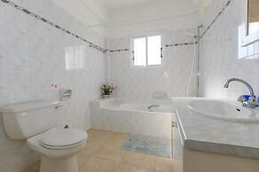 Villa Lela Pente Large Private Pool Walk to Beach A C Wifi Car Not Req