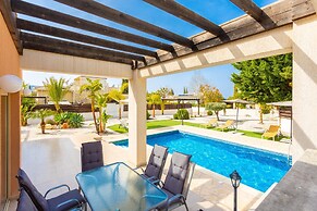 Villa Thalassa Large Private Pool Walk to Beach A C Wifi Car Not Requi