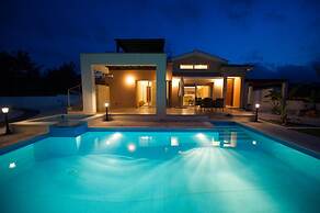 Villa Thalassa Large Private Pool Walk to Beach A C Wifi Car Not Requi