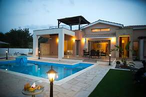 Villa Thalassa Large Private Pool Walk to Beach A C Wifi Car Not Requi