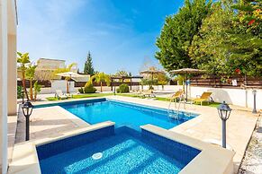 Villa Thalassa Large Private Pool Walk to Beach A C Wifi Car Not Requi