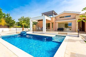 Villa Thalassa Large Private Pool Walk to Beach A C Wifi Car Not Requi