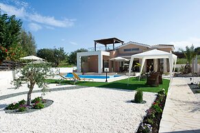 Villa Thalassa Large Private Pool Walk to Beach A C Wifi Car Not Requi